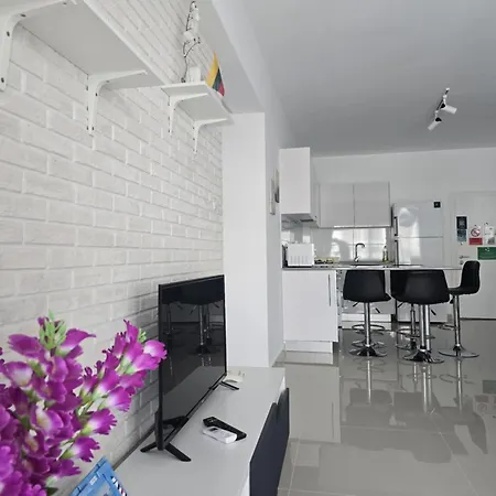 1-bedroom Poolside Cornelius In Caesar Apartament *