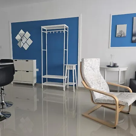 1-bedroom Poolside Cornelius In Caesar アパート Dherinia