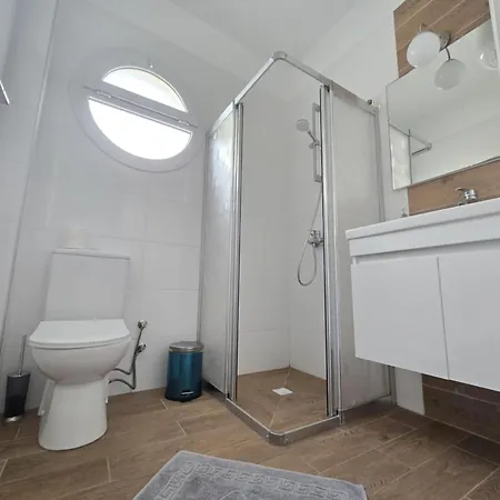 1-bedroom Poolside Cornelius In Caesar * Dherinia